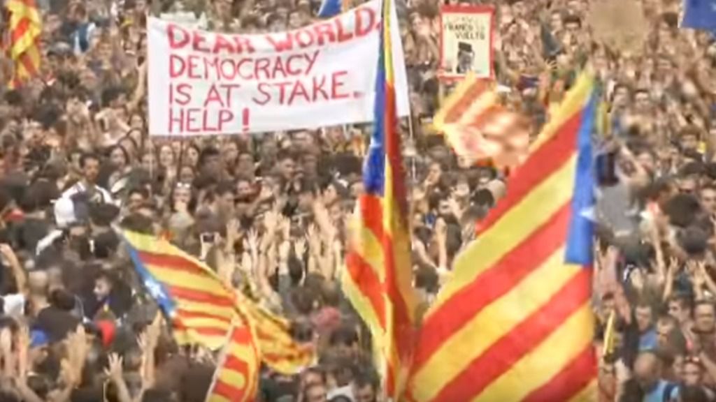 Miles de personas se manifiestan en Cataluña tras la huelga general