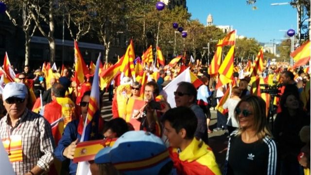 Miles de personas se manifiestan en Barcelona por la unidad de España