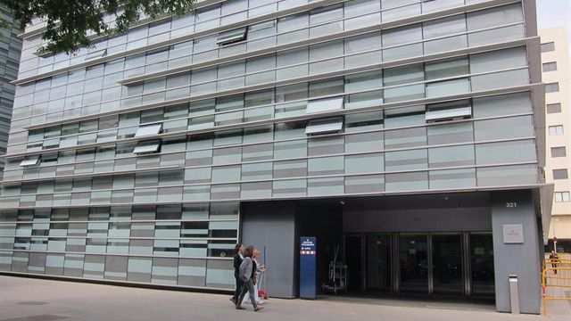 Las sedes de los Mossos retiran los retratos oficiales del Govern cesado