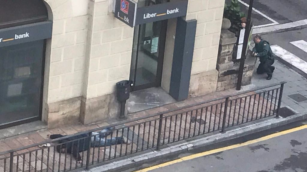 Un guardia civil herido en el atraco con rehenes en un banco de Cangas de Onís