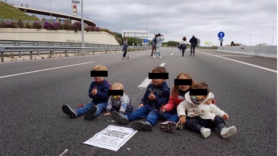 Una foto de bebés cortando la autopista de Mataró incendia las redes sociales