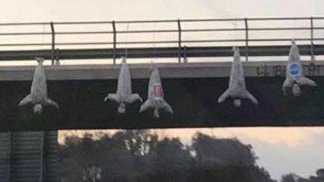 Cuelgan de un puente de Catalunya unos muñecos con siglas de Cs, PSC y PP