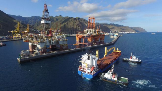 Primera maniobra de atraque y carga en la trasera del Dique del Este