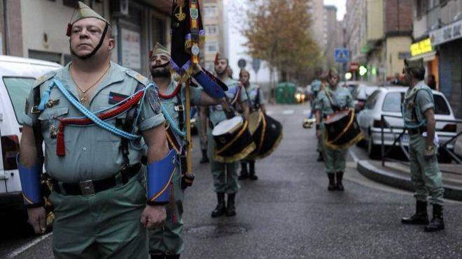 Cospedal pone a dieta a los legionarios y les da un año para adelgazar