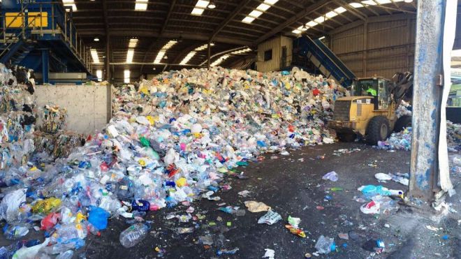 Canarias es la segunda comunidad que más residuos urbanos por habitante recogió en 2014