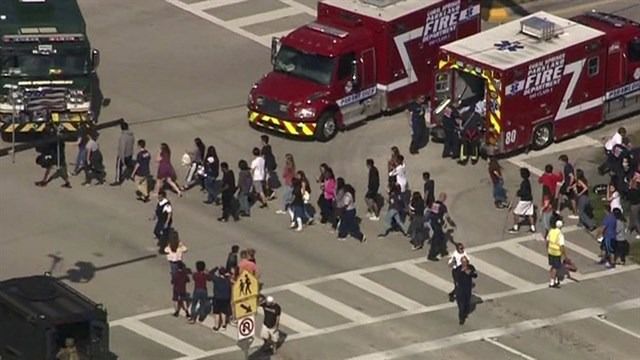 Al menos 17 muertos en un tiroteo en un instituto de Florida