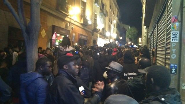 Diez policías heridos y seis detenidos tras la muerte de un 'mantero'