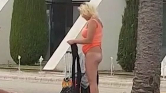 Desnuda en el Aeropuerto de Palma y la graban: “ahí, fresquita, sin bragas”