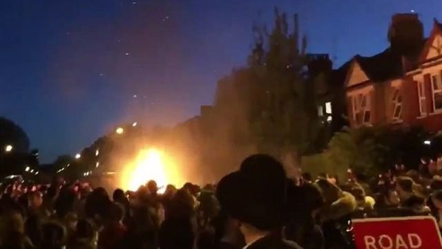 Diez heridos por una explosión durante una fiesta judía en Londres
