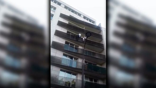 Dan la nacionalidad francesa al maliense que trepó 4 pisos y salvó a un niño en París