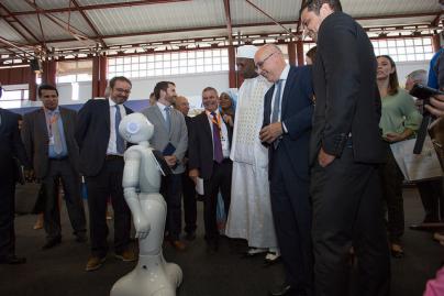 Un robot recepcionista entre las novedades en la Feria del Atlántico