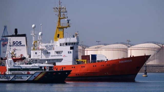 La flota del Aquarius atraca al completo en el puerto de Valencia con 630 personas a bordo