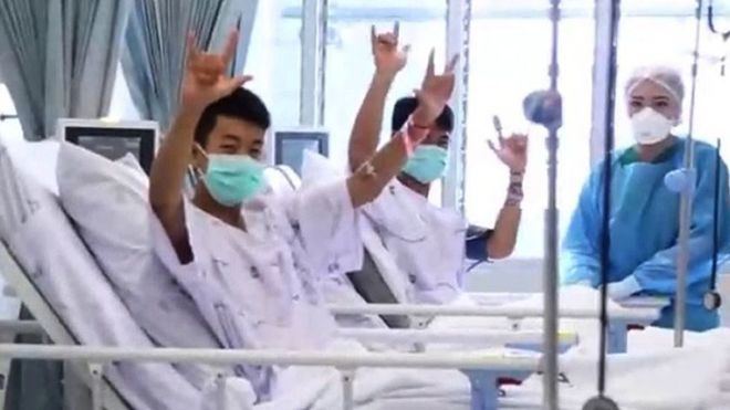 Tailandia difunde las primeras imágenes de los niños tras el rescate