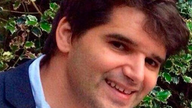 La reina Isabel II condecora a título póstumo a Ignacio Echeverría
