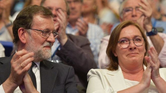 Rajoy y su mujer, muy emocionados en el Congreso del PP