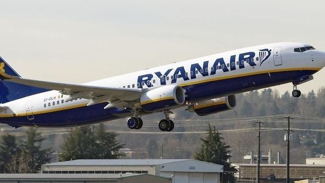 Denuncian a Ryanair por atender a los afectados por la huelga en un 902 de pago