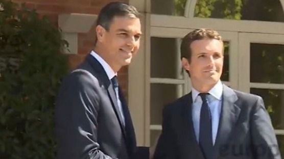 Primer encuentro en Moncloa entre Pedro Sánchez y Pablo Casado