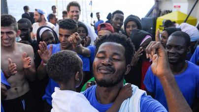 El Aquarius busca un puerto europeo para 141 inmigrantes