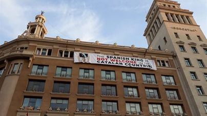 Independentistas vuelven a colgar la pancarta contra el Rey en Plaza Cataluña