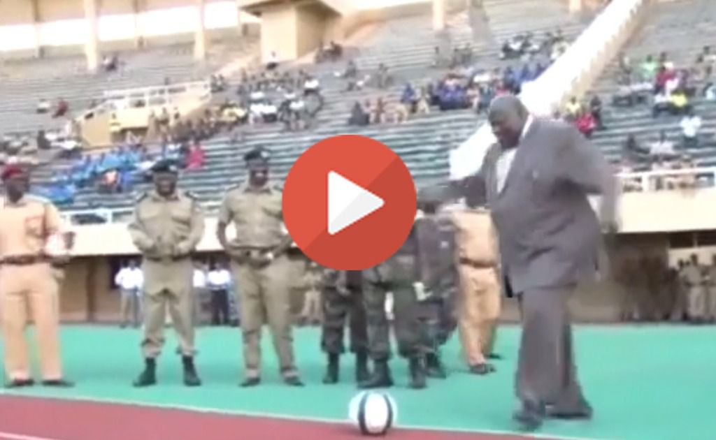 El vicepresidente de Uganda lo peta en Internet chutando un balón nivel Oliver y Benji