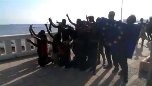 Más de 100 migrantes saltan la valla de Ceuta y hieren a 7 Guardias Civiles