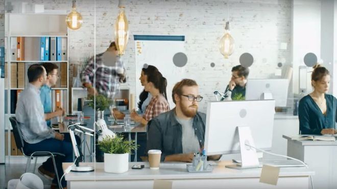 ¿Desconectan los españoles del trabajo al estar de vacaciones?