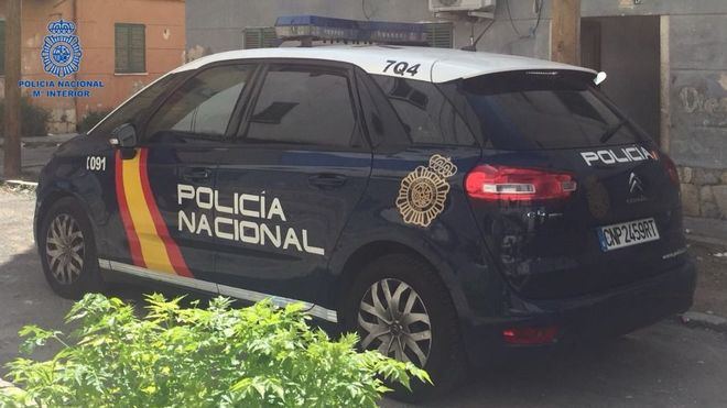 Detienen a una mujer por echar a su hermana de casa y hacerla vivir en el portal del edificio durante dos meses