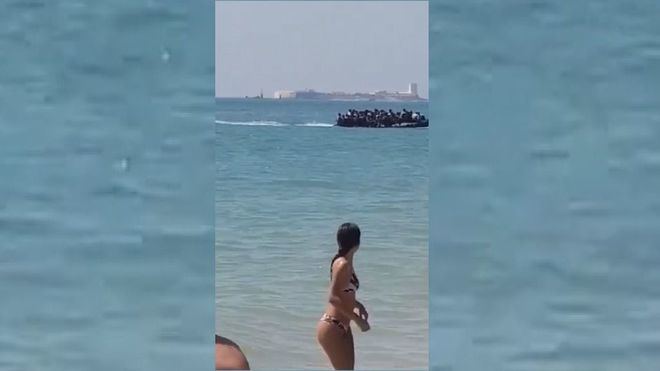 Vídeo: Bañistas graban la llegada de una patera a Chiclana, Cádiz