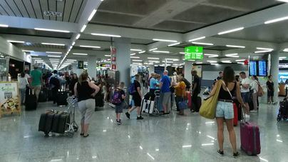 España suma 47 millones de turistas hasta julio, con una caída del 4,9 por cien, la mayor en 8 años