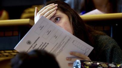 Las mujeres estudian más que los hombres pero siguen ganando menos