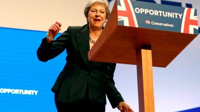 Theresa May y su robótico Dancing Queen 