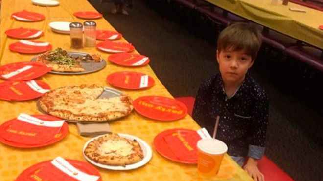 Sus amigos del cole le dan plantón en su cumple e Internet se vuelca con él
