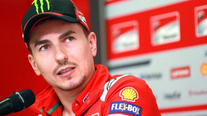 Operan con éxito a Jorge Lorenzo de la muñeca izquierda