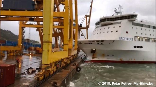 Impresionante choque de un barco contra una grúa en el puerto de Barcelona