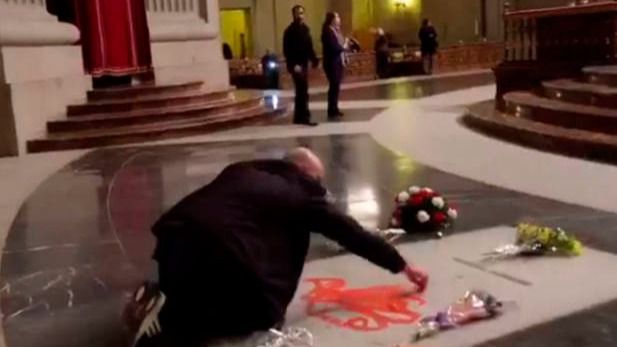 Detenido por pintar la tumba de Franco
