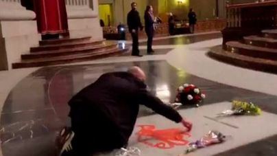Detenido por pintar la tumba de Franco
