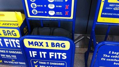 Facua critica que el Gobierno no impida que Ryanair cobre por el equipaje de mano