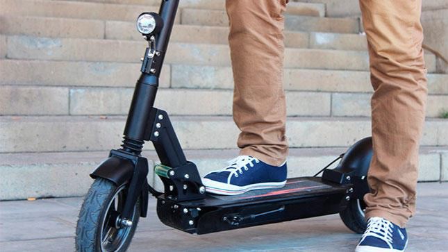 Los discapacitados contra la 'invasión anárquica' de las aceras por los patinetes