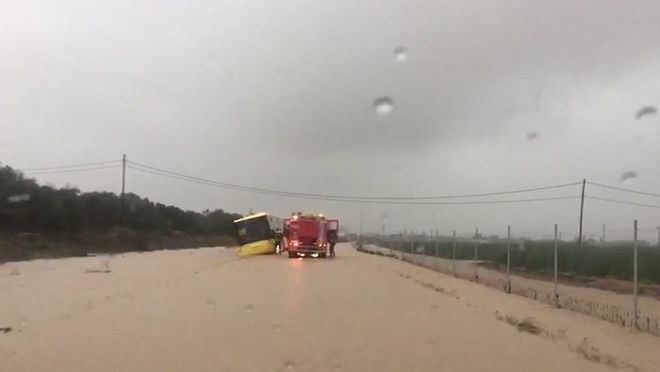 Rescatan a 70 niños atrapados en un bus escolar en Cartagena
