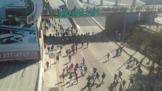 Cierran la frontera de EEUU en Tijuana tras enfrentamientos con gases lacrimógenos