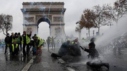 Graves incidentes en París en las protestas por el alza de impuestos al carburante