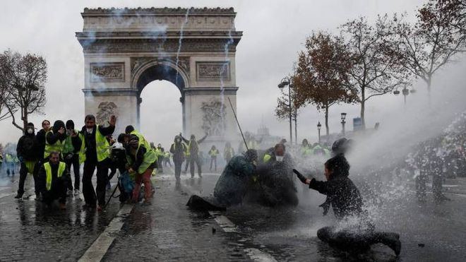 Graves incidentes en París en las protestas por el alza de impuestos al carburante