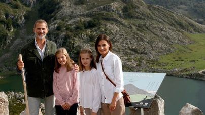Los Reyes felicitan la Navidad con una foto en los lagos de Covadonga
