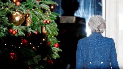 May retoma su plan del "brexit" tras superar la votación sobre su liderazgo
