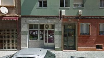 Trepa por un edificio para ayudar a una mujer maltratada