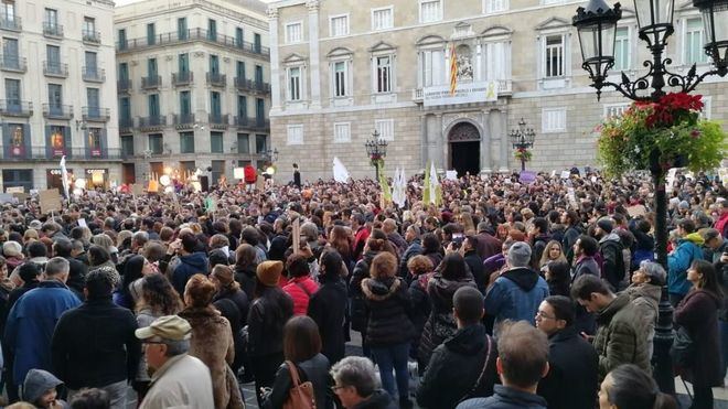 Unas 3.500 personas piden justicia para el perro abatido por la Urbana en Barcelona