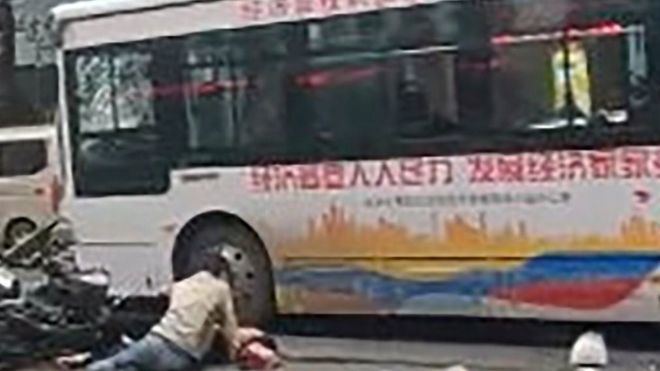 Un autobús secuestrado arrolla a los peatones y mueren cinco personas