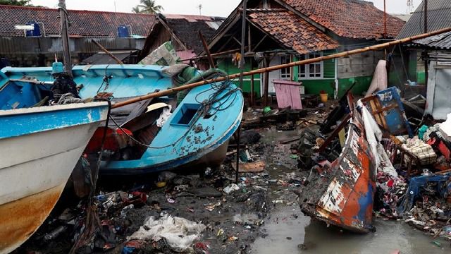 430 muertos y 22.000 desplazados por el tsunami que asoló Indonesia