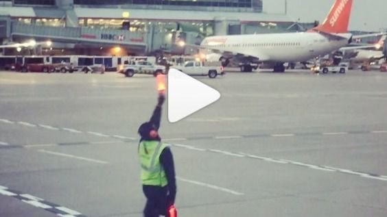 Un señalero del aeropuerto de Toronto se pone a bailar en medio de la pista