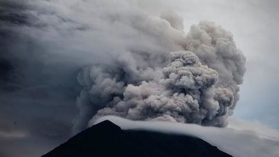 El volcán Agung, en la isla de Bali, arroja una nube humo y lluvia de ceniza